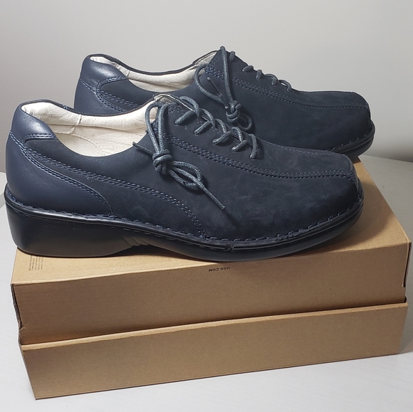NWOT Propet size 9 women's midnight blue leather and suede shoe. - Picture 1 of 11
